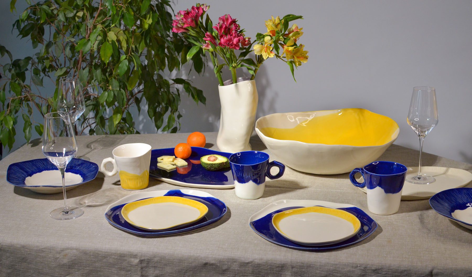 Dinnerware set blue and yellow